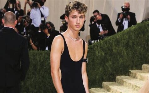 Troye Sivan Dresses Up For Met Gala Gold Carpet The Australian