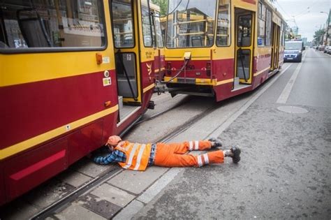 Wypadek Na Piotrkowskiej Tramwaj Wypad Z Szyn I Uderzy W Drugi