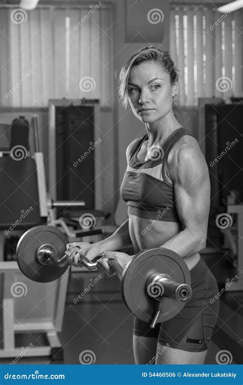 La Blonde Attirante Exécute Des Exercices Photo Stock Image Du