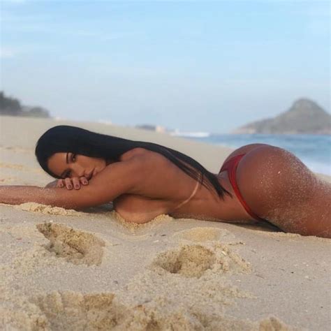 Gracyanne Barbosa Faz Topless Na Praia E Mostra Marquinha De Biqu Ni