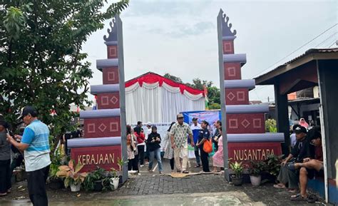 Heboh TPS Unik Bentuk Kerajaan Nusantara Di Depok Lengkap Pakai Odong