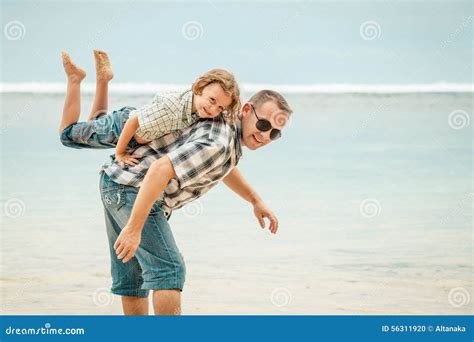 Pai E Filho Que Jogam Na Praia No Tempo Do Dia Foto De Stock Imagem