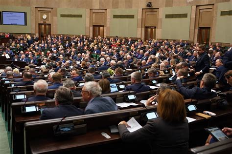 Sejm Rp On Twitter Sejm Uchwali Ustaw O Zaniechaniu Cigania Za