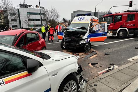 Wypadek karetki renault i fiata na Puławskiej w Warszawie Jedna osoba