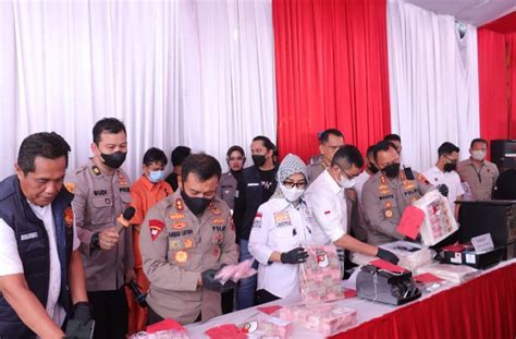 Polisi Gerebek Pabrik Uang Palsu Rp1 26 Miliar 5 Orang Ditangkap