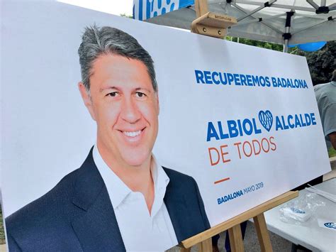 Albiol se presenta a la alcaldía de Badalona tapando las siglas del PP