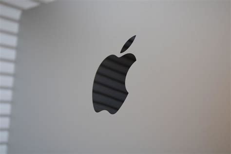 Apple improves its classically designed iMac with high speeds and 1080p ...