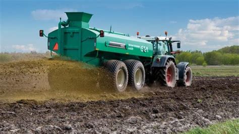 Houle Manure Tanks Make Manure Handling Easy - High Tech Equipment