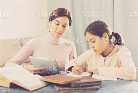 엄마와 딸 학교 숙제를 하 고 6 11 개월에 대한 스톡 사진 및 기타 이미지 6 11 개월 가족 공부 Istock