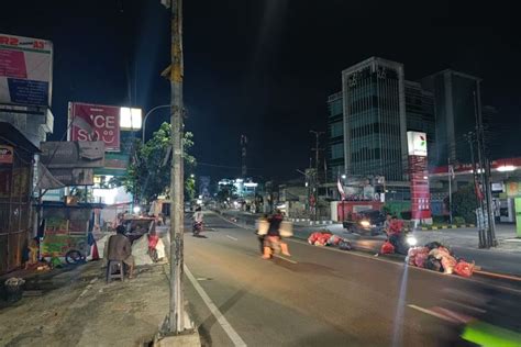 Polemik Pembuangan Sampah Di Tengah Jalan Raya Yang Merepotkan