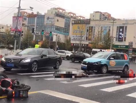 环镇南路合川路一出租车撞上电瓶车 两人倒地受伤 上海滩 新民网