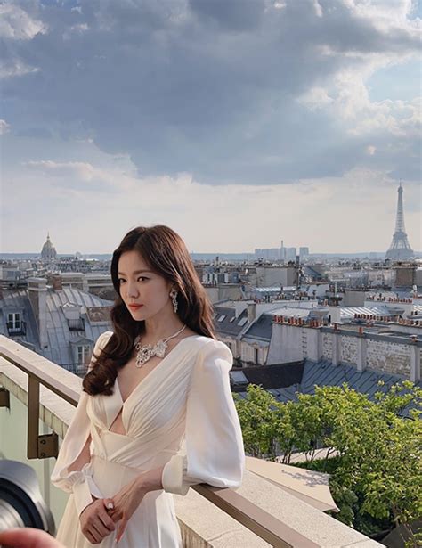 We Re In Love With Song Hye Kyo S Effortless Beauty Look