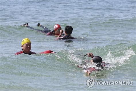 해수욕장 부분개장 앞두고 수상인명구조 대원들 훈련 연합뉴스