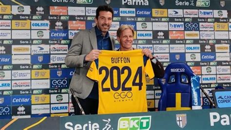 Gianluigi Buffon renueva con el Parma y jugará hasta los 46 años