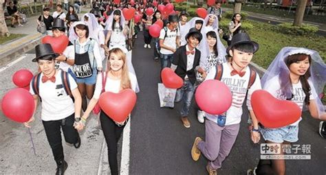 台湾同性恋大游行：6万人上街 展现健美身体曲线 中新网