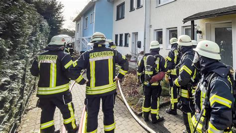 Dachstuhl in Flammen Dicke Rauchschwaden im Bielefelder Süden nw de