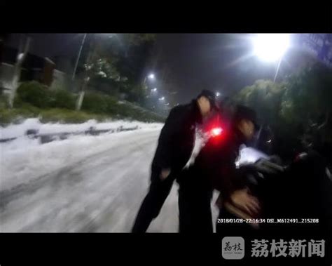 危险！男子夜里醉趴雪地 民警发现急送医