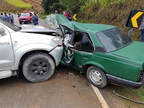 Idoso morre após carro bater de frente caminhonete em rodovia de