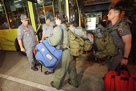 Bombeiros médicos militares e membros da Defesa Civil embarcam para