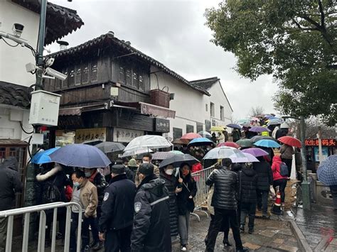 雨水难挡游玩热情，朱家角古镇感受春节水乡年味~｜爱申活暖心春澎湃号·政务澎湃新闻 The Paper