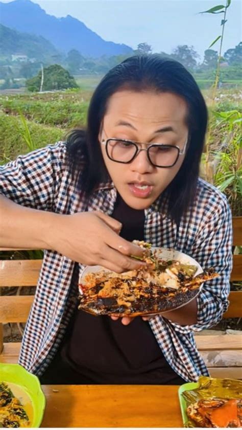 Lucu Food Vlogger Asal Lamongan Ini Tak Pernah Bilang Enak