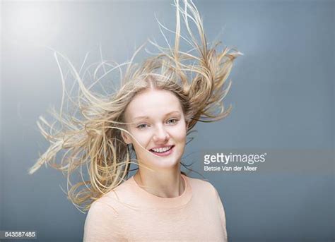 Long Hair Blowing In The Wind Fotografias E Filmes Do Acervo Getty