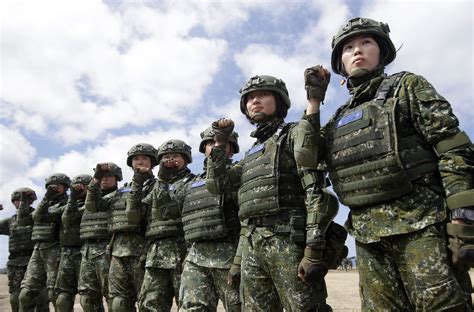 M S Mujeres Soldado En Taiwan Por El Temor A Una Invasi N China