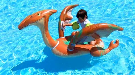 Carrera Y Juegos En La Piscina Dinosaurio Pterodactilo Y Cocodrilo