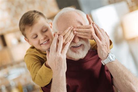 Grand père Positif Plantant Un Arbre Avec Le Petit Petit fils Image