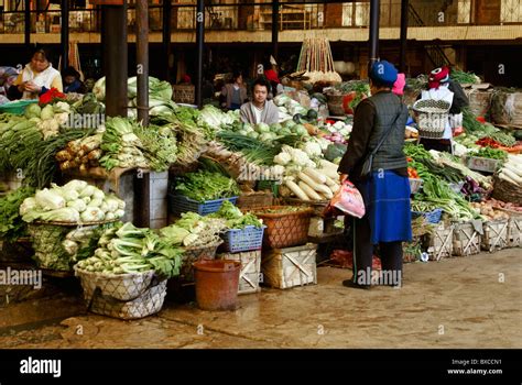 Produce market, Zhongdian, Shangri-la, Yunnan, China Stock Photo - Alamy