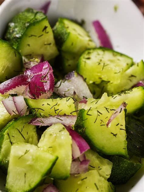 Komkommersalade Met Ui En Kruiden Gezond Voedsel Stock Afbeelding