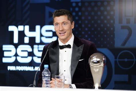 Robert Lewandowski Gana El Premio The Best Al Mejor Jugador Del Mundo