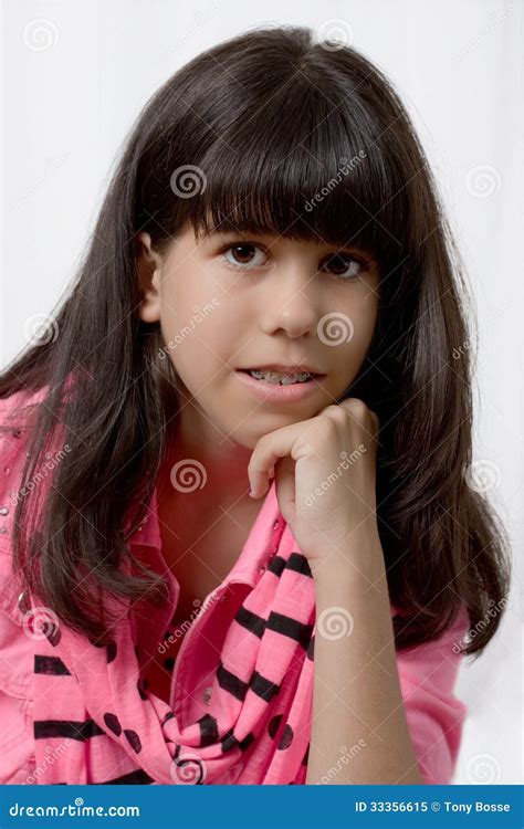 Una Giovane Ragazza Latina Con I Ganci Colorati Posa Seria Immagine