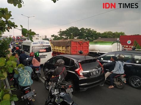 Massa Aksi Tolak Omnibus Law Uu Ciptaker Di Bandung Dibubarkan Polisi