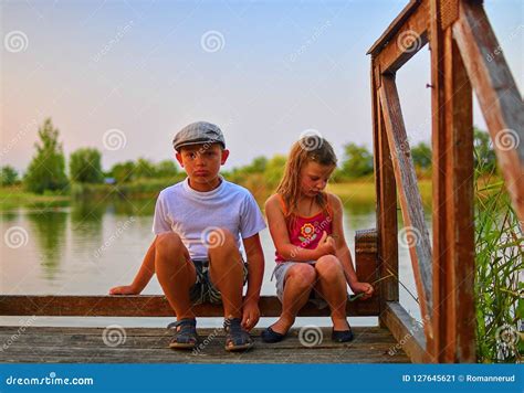 Les Enfants Mignons Le Petit Garçon Et La Fille S asseyent Sur Le