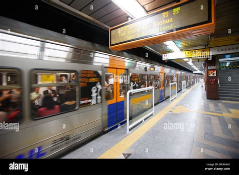 Passagiere Auf Seoul U Bahn Seoul S Dkorea Asien Stockfotografie Alamy