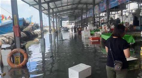 大潮又遇颱風！彰化塭仔港淹水變「游泳池」、魚販泡水撈魚苦中作樂 三立新聞網 Line Today