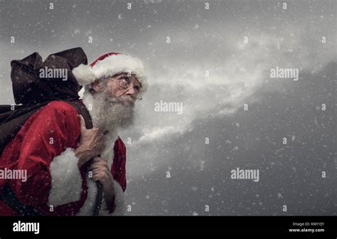 Santa Carrying Big Red Sack Fotos Und Bildmaterial In Hoher Auflösung