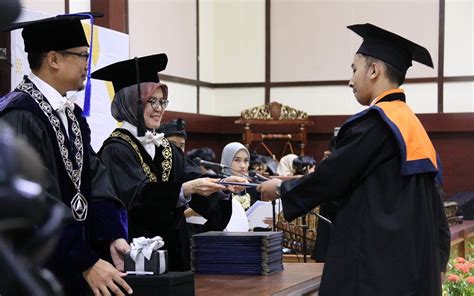 Sebanyak Lulusan Dilantik Dalam Wisuda Itenas Periode Maret