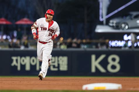 ‘통산 홈런 4위 최형우가 가로저은 고개 “전 홈런타자 아닙니다”