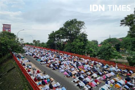 Tradisi Masyarakat Palembang Salat Id Di Jembatan Ampera