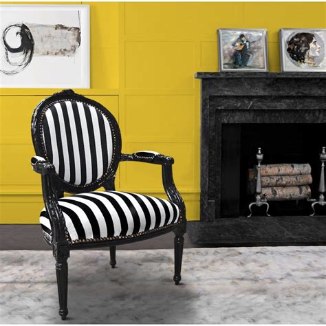 Fauteuil baroque de style Louis XVI rayé noir et blanc et bois noir