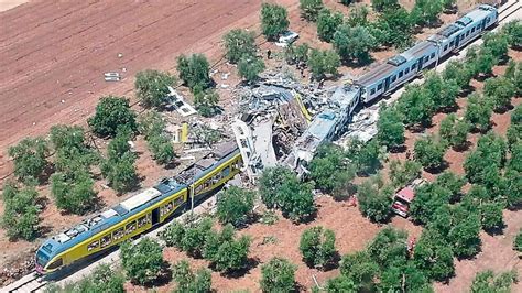 Un Choque Frontal De Trenes Causa Al Menos Muertos En El Sur De Italia