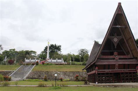 Pesona Tugu Toga Sinaga Urat Samosir