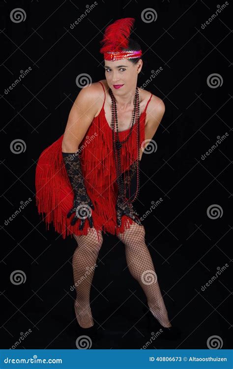 Jong Mooi Brunette In Van De De Stijlkledij Van De Rode Kleding En