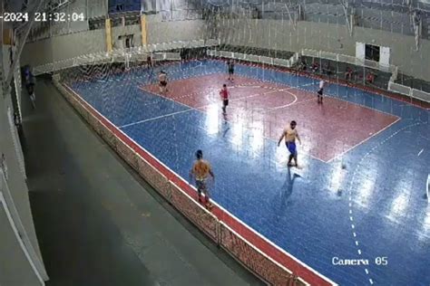 Homem é morto em ginásio durante jogo de futsal vídeo