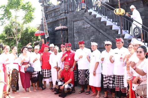 Bupati Tabanan Hadiri Upacara Pemelaspasan Pelinggih Padmasana Kantor