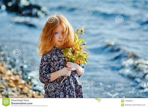 Premier Portrait Triste Dune Fille Avec Les Cheveux Rouges De