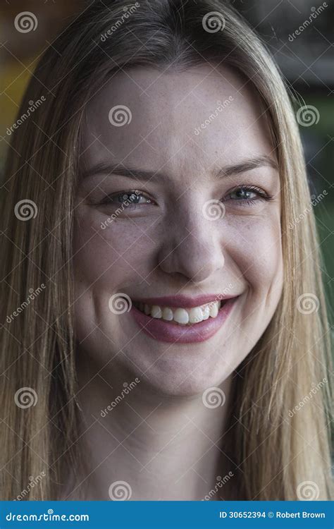 Blondine Mit Schönen Blauen Augen Stockfoto Bild Von Latten Herrlich