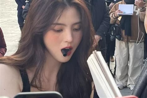 Gaya Han So Hee Nyeker Dan Gigit Spidol Di Event Dior Paris Jadi